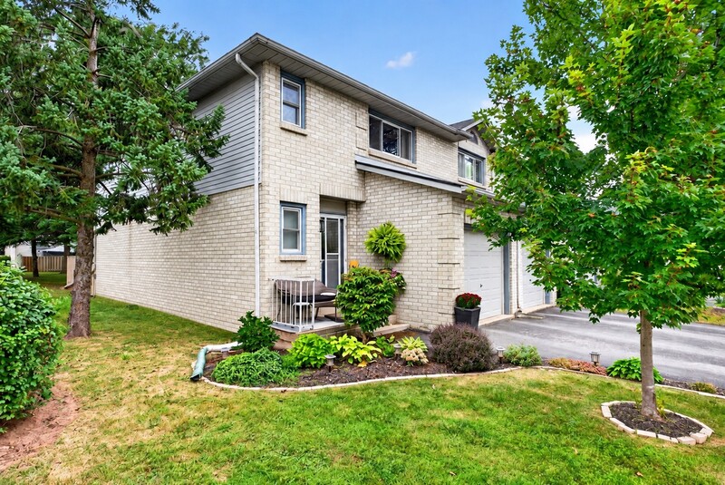 GREAT COMMERCIAL END UNIT AVAILABLE !
